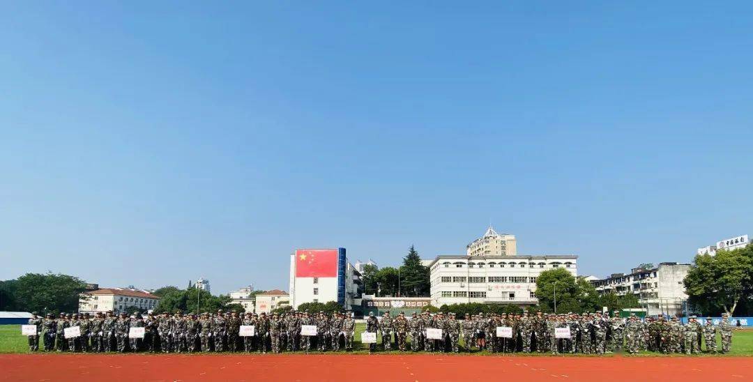 骄阳淬炼青春内务锻造品质金华体校2021学年秋季学期军训结营仪式