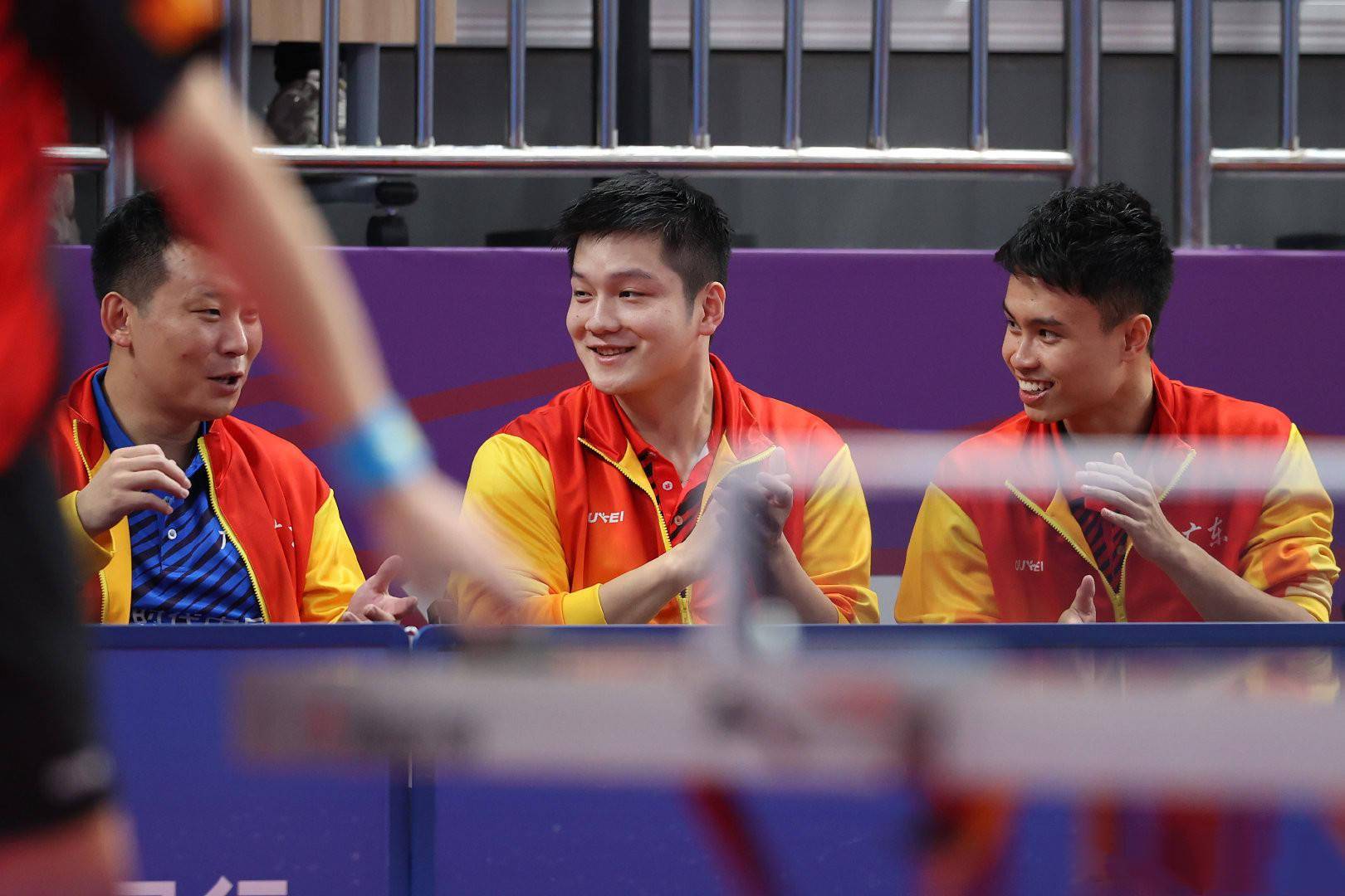 临危受命爆发救主!樊振东横扫天津新星,周启豪2-0领先惨遭逆转