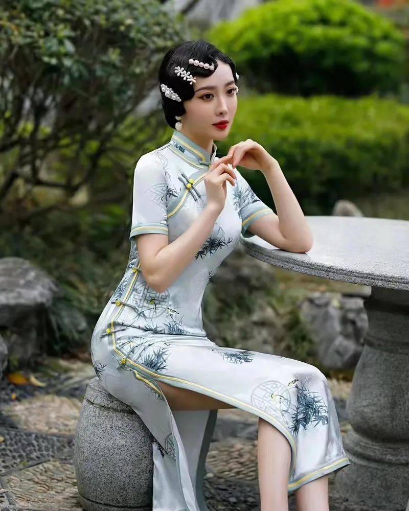 身着一清新丝绸旗袍,还你一妙语清秀佳人!