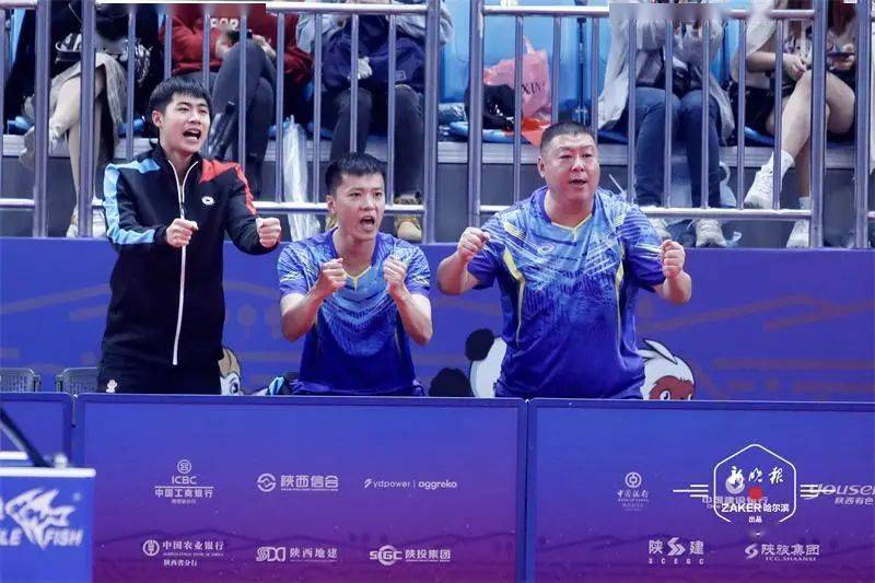 省乒乓球队总教练王飞(右一)庆祝队员得分上一轮遗憾败北的黑龙江女队