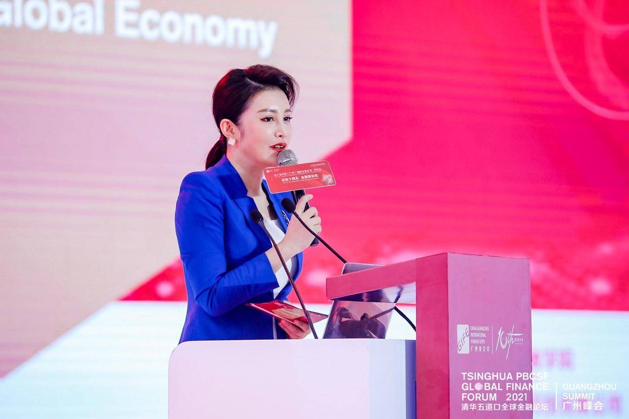 本次峰会由广东卫视主持人,清华五道口金融媒体班校友吴荻主持.