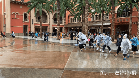 景区|北京环球度假区开园首日 哈利波特景区最热 小黄人爆米花车最受欢迎