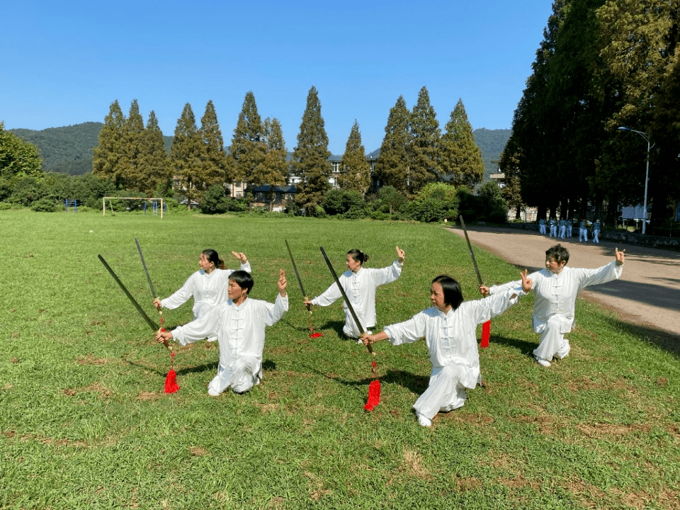 活動結束後大家在體委綠茵場上擺出各種太極造型,盡情發揮對太極和