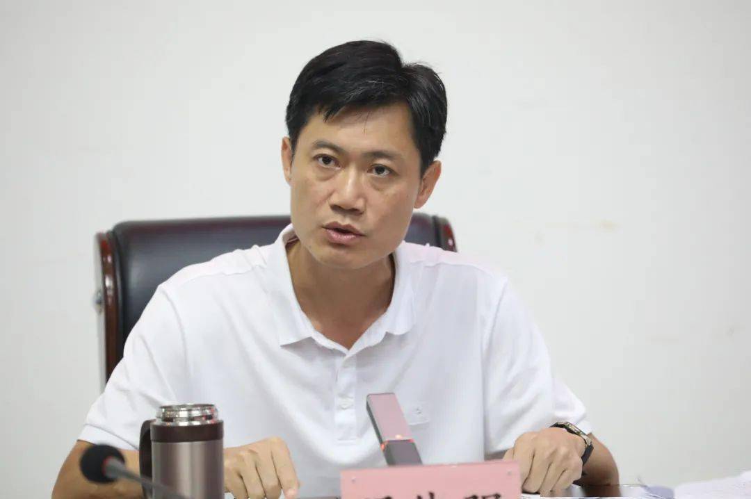 邓伟强主持召开书记专题会议研究解决新高峰村部分房屋质量问题