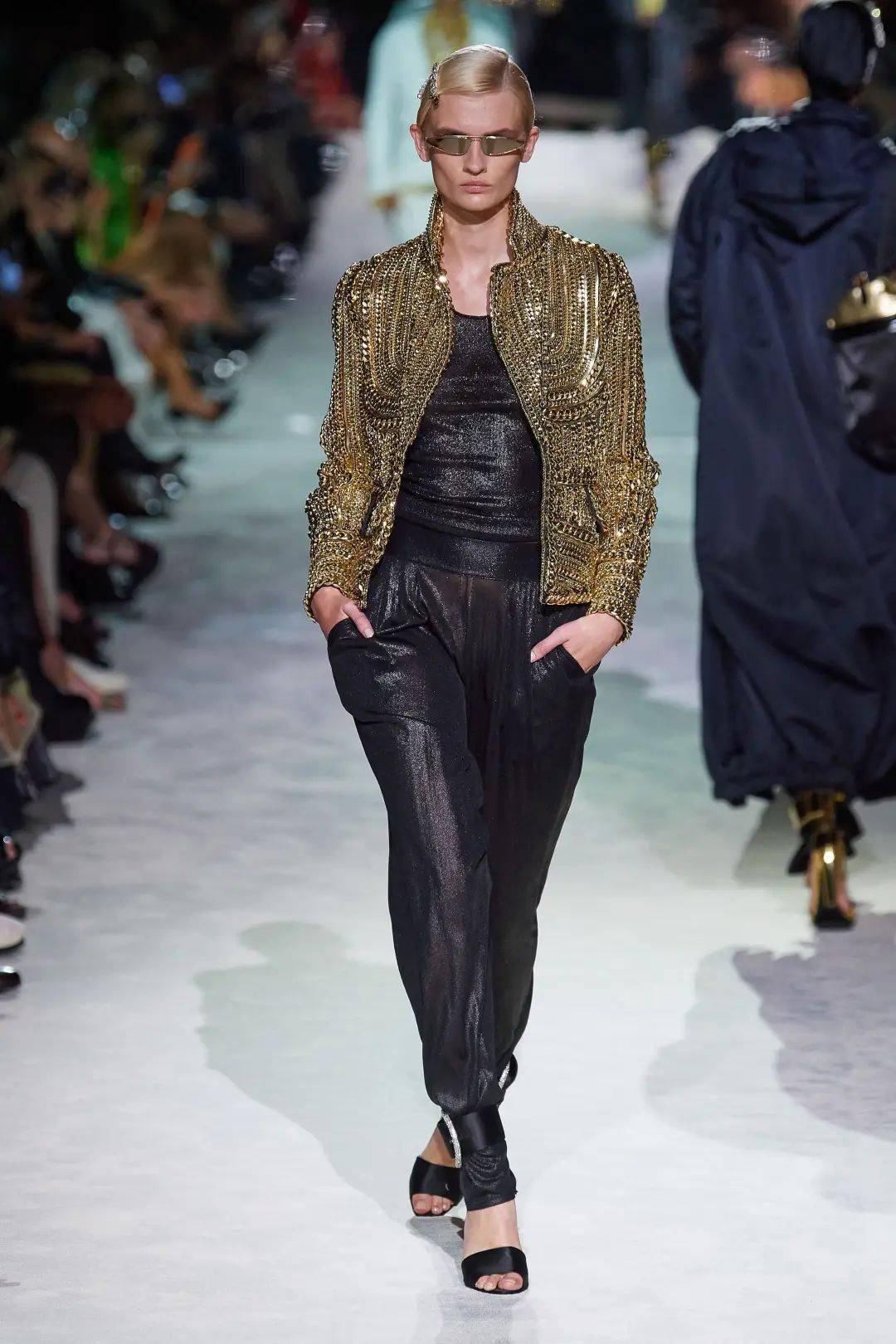 带着|一己之力拯救了Gucci的男人，出走后的他带着全新的运动风潮 SPRING 2022 READY-TO-WEAR，飒爽归来。