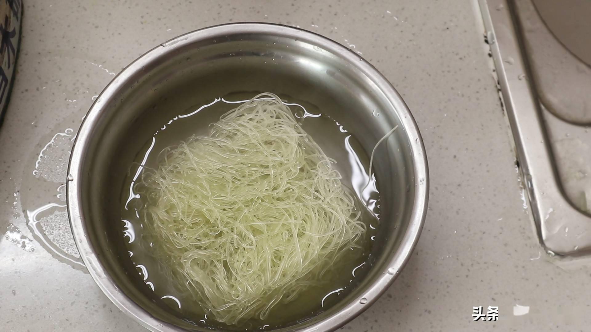 中秋来一道蒜蓉粉丝蒸扇贝 做法简单又营养 端上桌家人抢着吃 备用