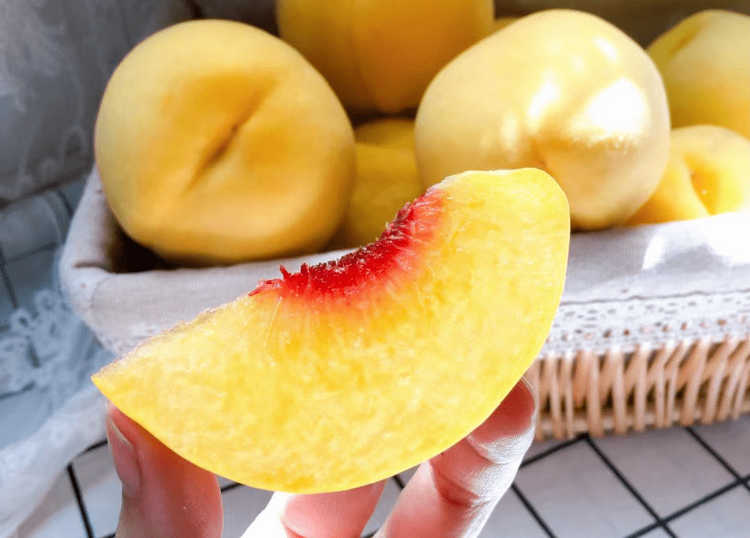 产地食材▎来自山东蒙阴的红心黄桃香甜多汁脆爽可口让人唇齿留香