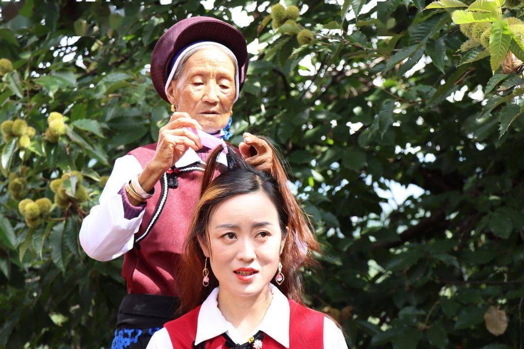 在鹤庆有一种白族头饰叫龙珠尖尖帽