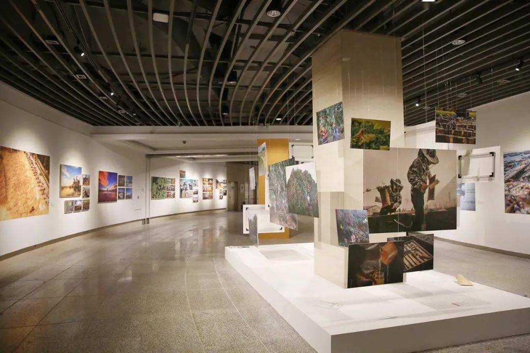 第十届全国农民摄影大展展览现场,布展工作有序进行.张双双 摄