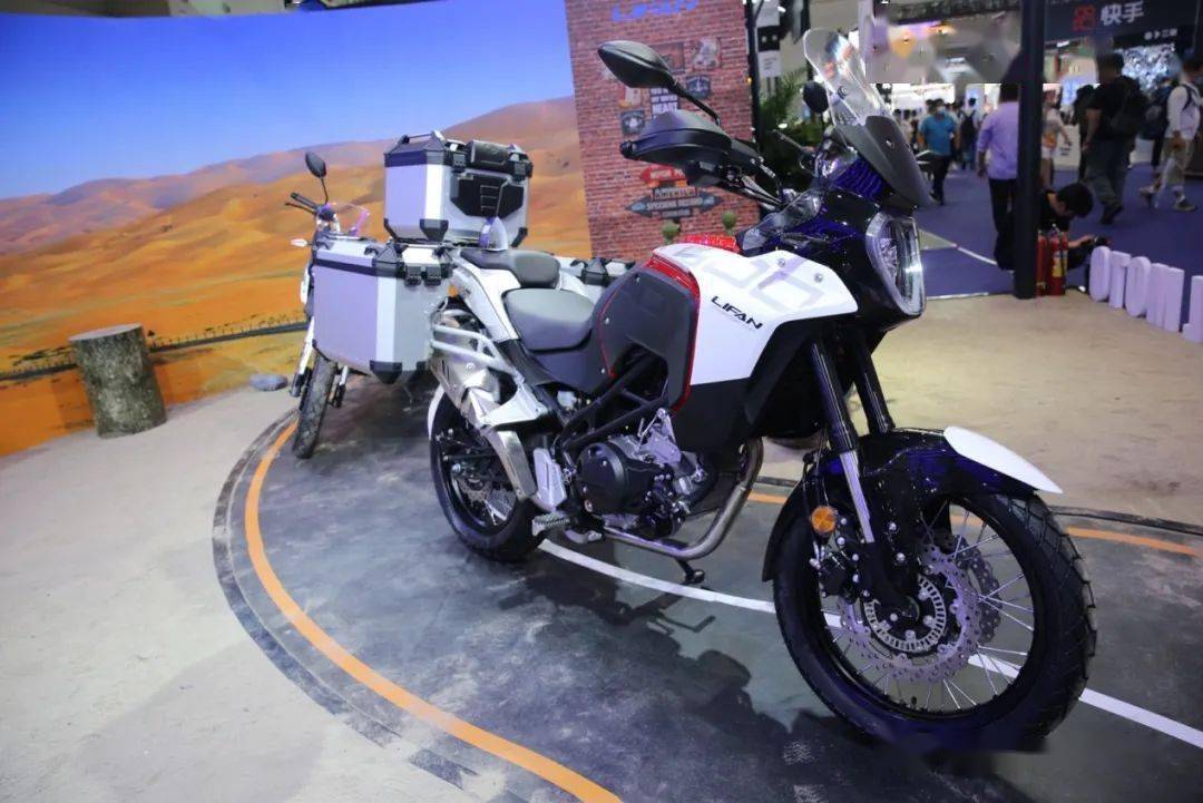 比较惋惜的事,搭载一台与意大利知名公司联合开发的450水冷单缸发动机