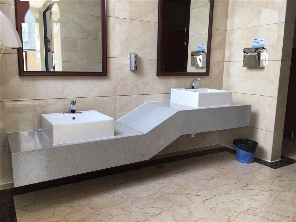 卫生间装修,现在流行装高低台了,方便大人小孩同时洗漱