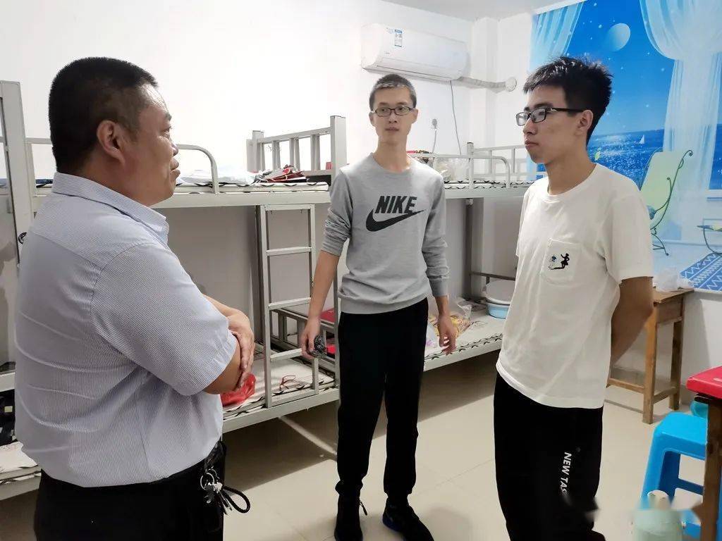 9月21日,北馆陶镇中学校长崔立博到教职工宿舍慰问来学校支教的聊城