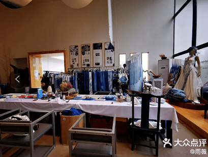 里面有专门的 扎染工作室,花几十块钱你就可以亲自去做一个帆布包