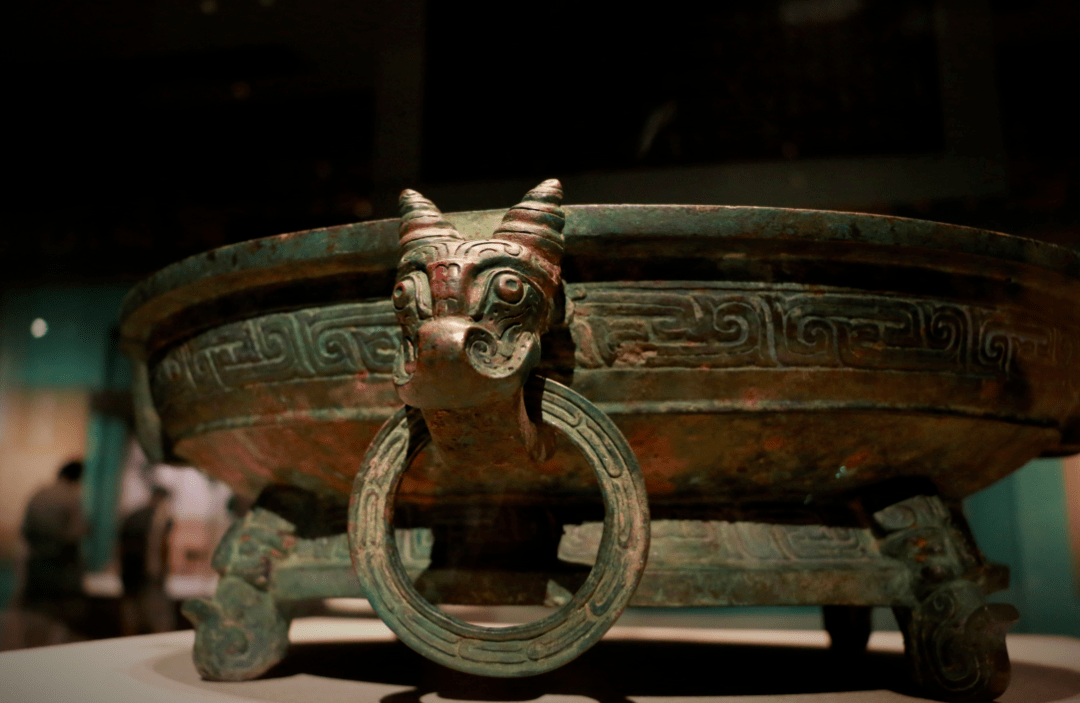 逑[qiú]盘 西周晚期 宝鸡青铜器博物院藏