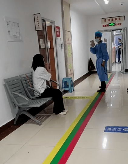 急救室外视频画面中救活的希望不大医生告诉家属要接受现实有知情人士