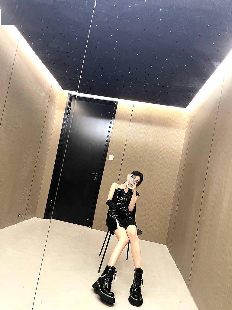 黑色 鞠婧祎黑色闪片吊带裙甜酷满分 身材婀娜清冷气质满满