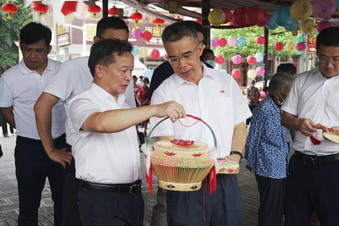 黄智宇,田阳区委书记黄国哲,田阳区区长曾维康等市区领导参观了各展区