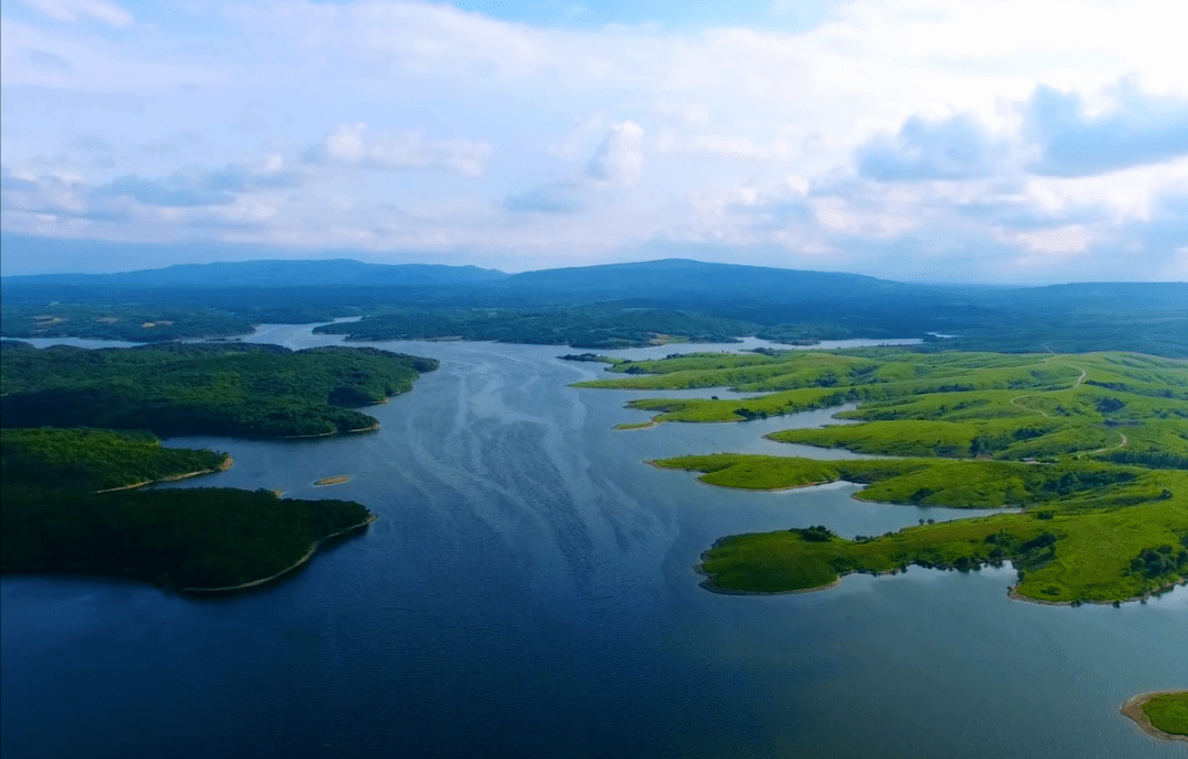 跃龙湖静港营地epc项目位于自来桥镇尖山村小黄寨片区,与黄寨草场隔湖