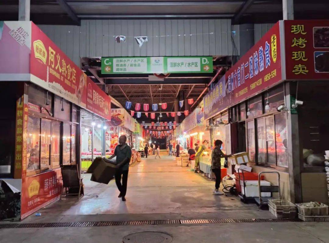 昨晚八点,记者来到永嘉浙闽农贸市场,在综合市场入口处看到有两名工作