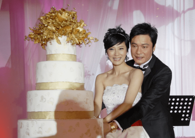 tvb视帝罗嘉良娇妻罕见晒美照,比丈夫小12岁,身材好气质佳_苏岩