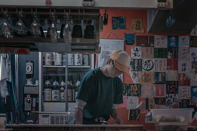 酿酒喧闹狭小的居酒屋，藏着他们的人情世故和无处安放的灵魂