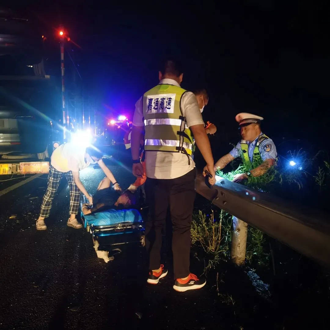 廣東梅州高速公路塌方事故致交通中斷 18車被困31人送醫