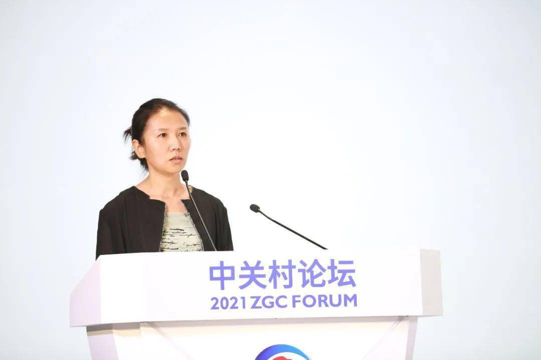 审判业务专家芮松艳法官以"药品专利链接制度"为视角发表了主旨演讲