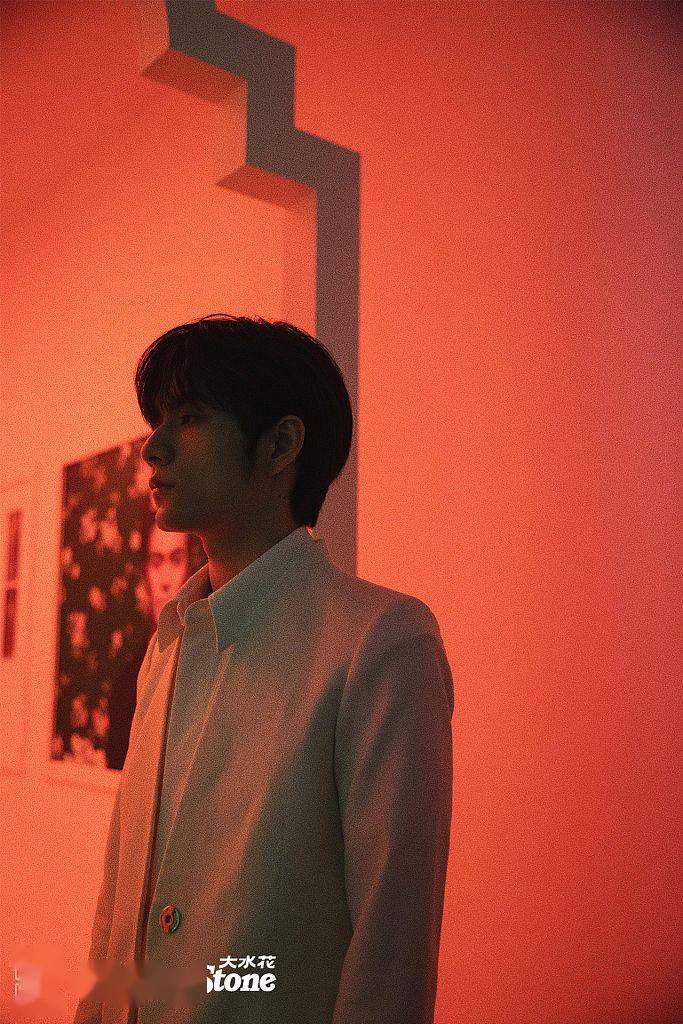 张颜齐光影写真氛围感超强五官精致似犹豫王子侧脸好绝