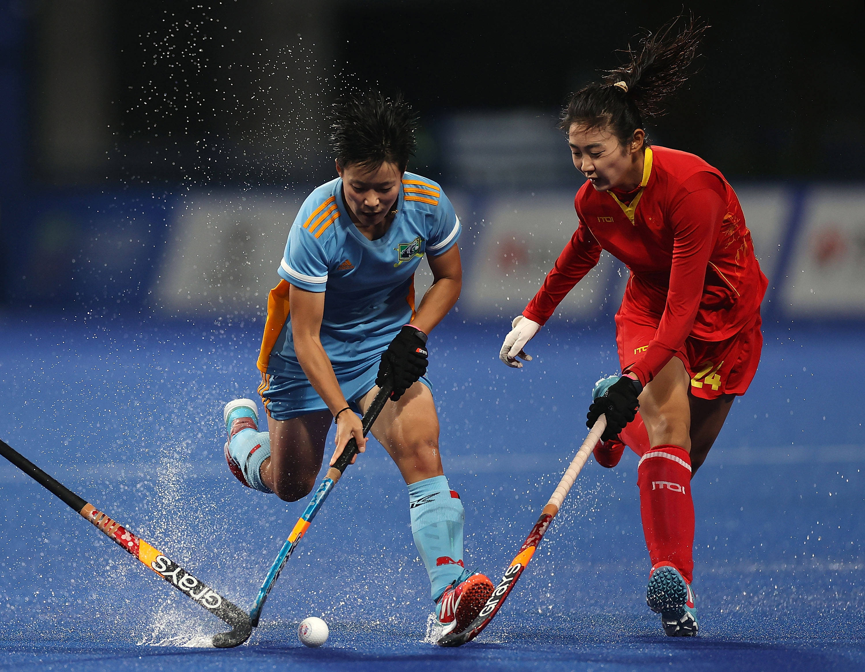 9月24日,四川队球员何江欣(左)与联合队球员王娜在比赛中拼抢.