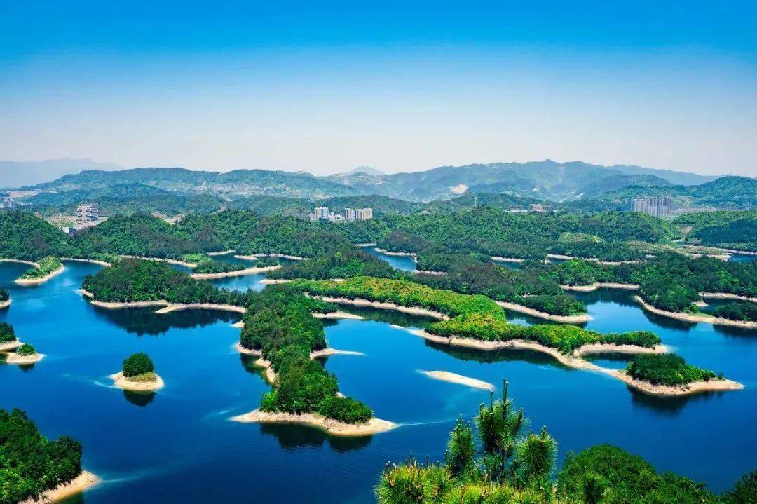 千岛湖据说是世界上拥有最多岛屿的湖,于1984年由新安江水库改名而来.