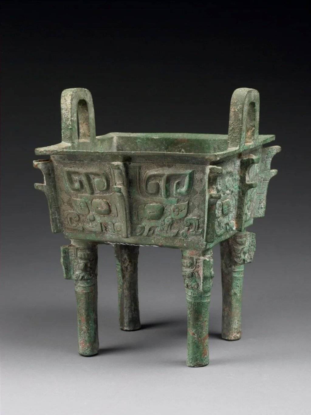 陕西体育文物之举鼎百戏俑