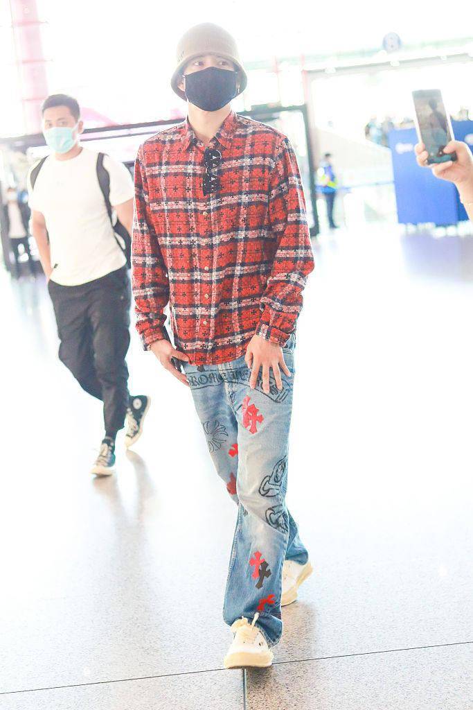 韩东 时尚酷GUY出街~韩东君穿格纹衬衫搭牛仔裤