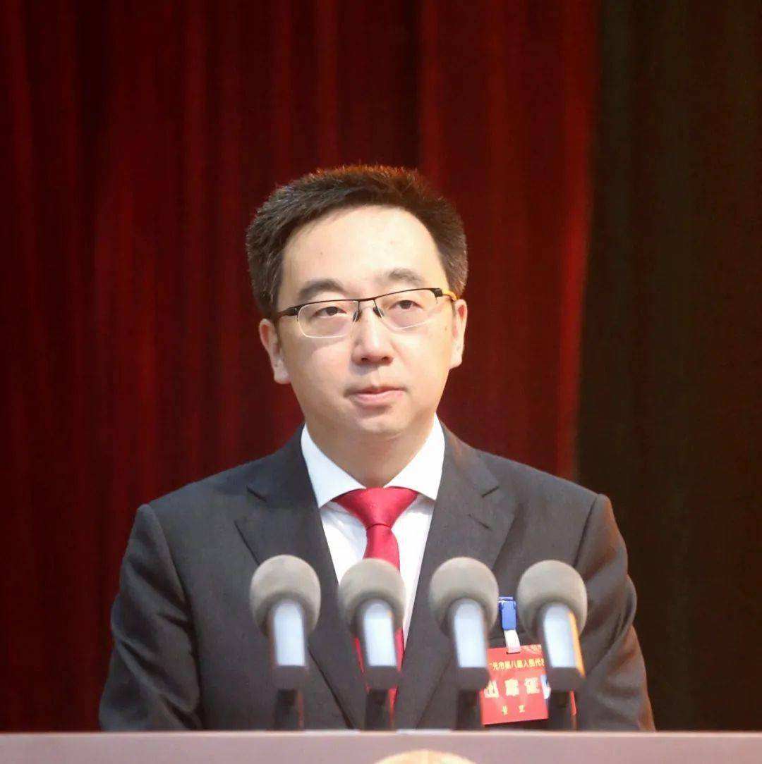 上午8时30分,邹自景宣布:广元市第八届人民代表大会第一次会议开幕.