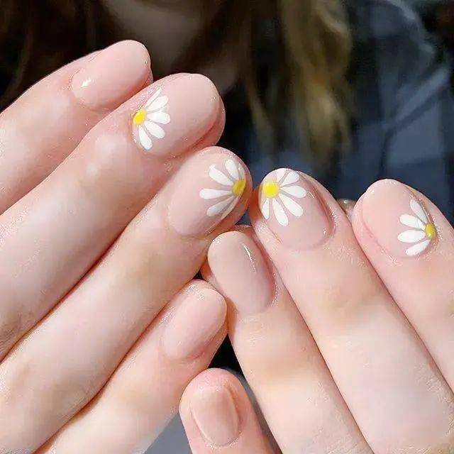 秋季送上好看时髦的小雏菊美甲