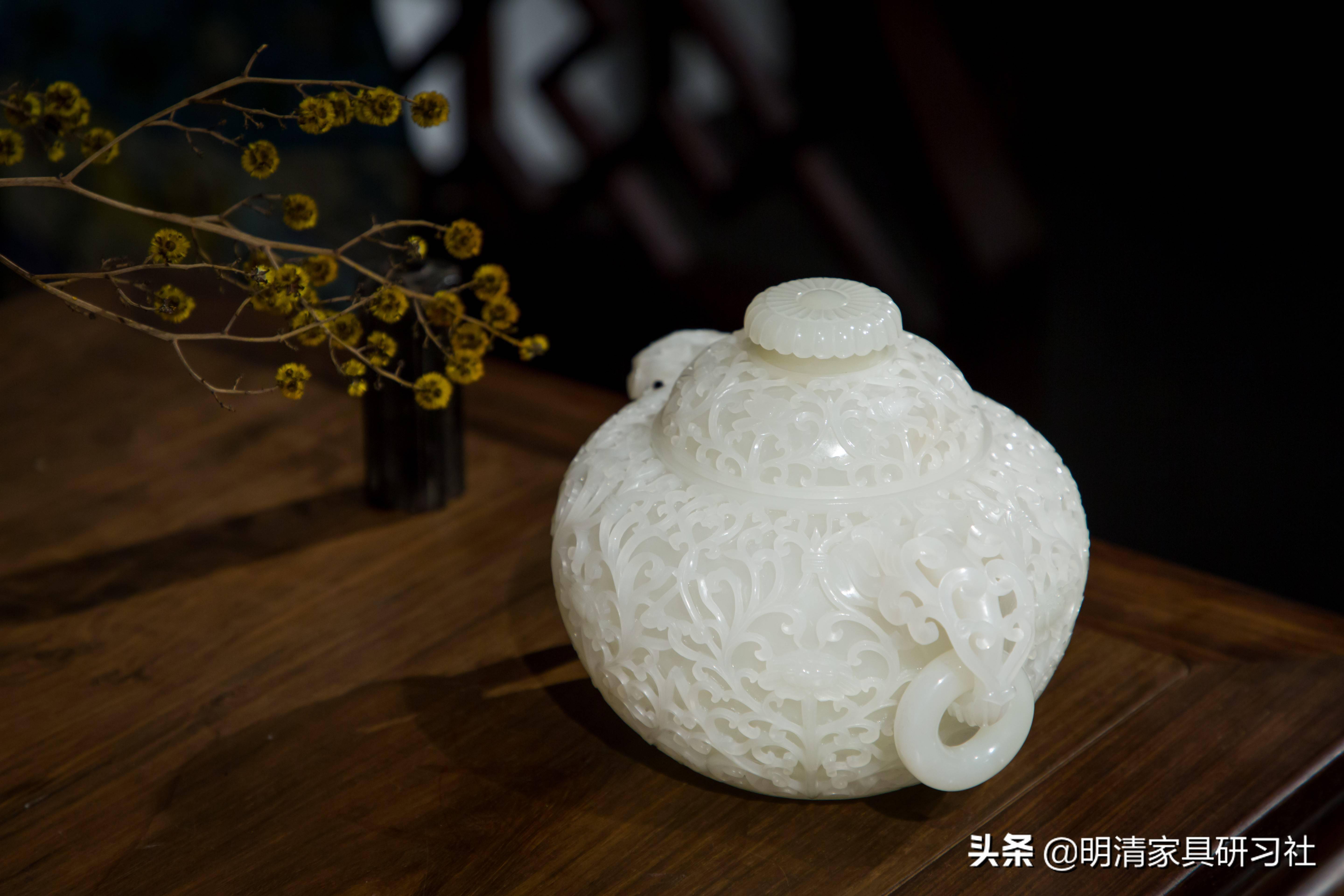 和田玉透雕花卉纹贡器