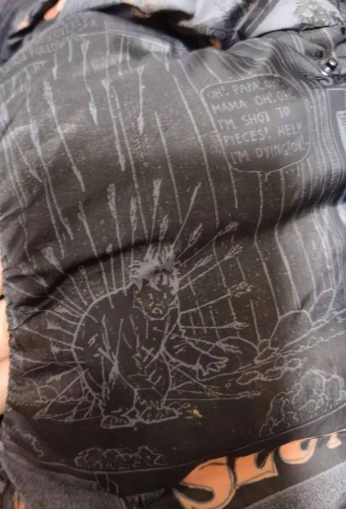 江南布衣 令人迷惑！江南布衣童装“欢迎来到地狱”设计引众怒！暗黑图案，怪异标语，网友：这给你家小孩穿你乐意？！