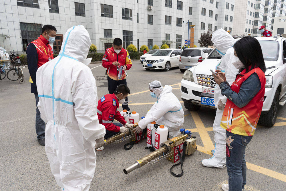 9月25日,在哈尔滨市巴彦县一小区,志愿者准备对小区进行消毒.