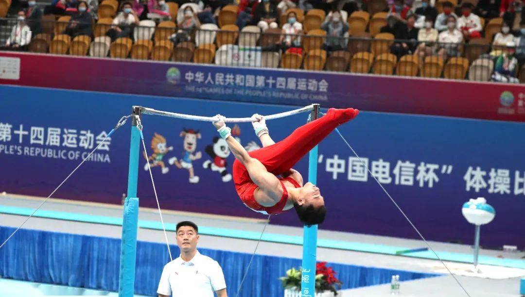 邓书弟在男子单杠比赛中6969双杠比赛中,面对东京奥运会冠军