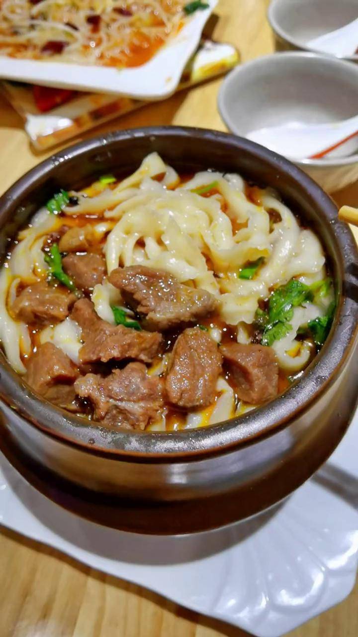 郑州北区卖13块钱的瓦罐面牛肉块儿给的真狠抖音探店团郑州美食心动