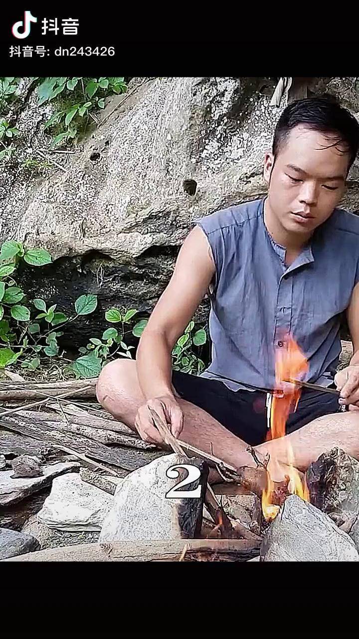 越南野生贵族小哥教我们制作实用版的高跷用起来非常实用可以摘到高处