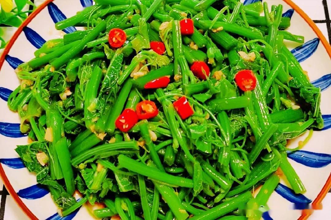 鲜美可口的三道菜:凉拌南瓜藤,鸡蛋豆芽炒韭花,黑椒芦笋炒口蘑