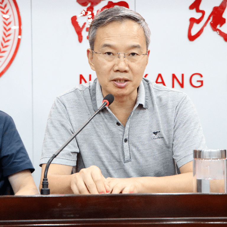 01王书琴副校长宣读《南阳市第五中学校2022年高考升学目标及奖惩方案