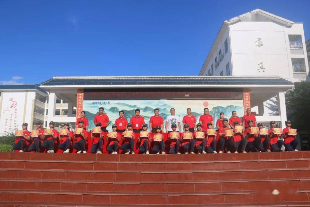 来宾市第十中学举行学生综合体能素质训练教育活动结营仪式