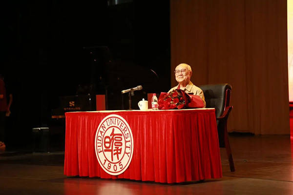 上海|走进复旦，91岁吕其明即兴编创指挥学生合唱《红旗颂》