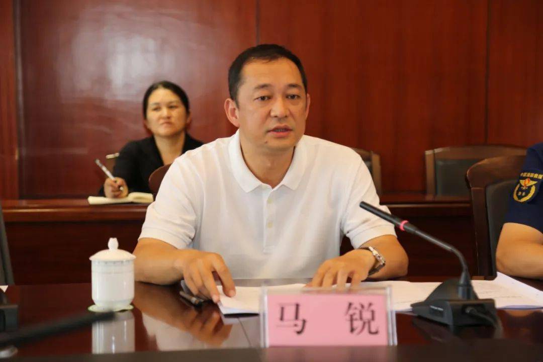 在双江勐库镇小型消防站,马锐总工程师听取了小型消防站工作情况汇报