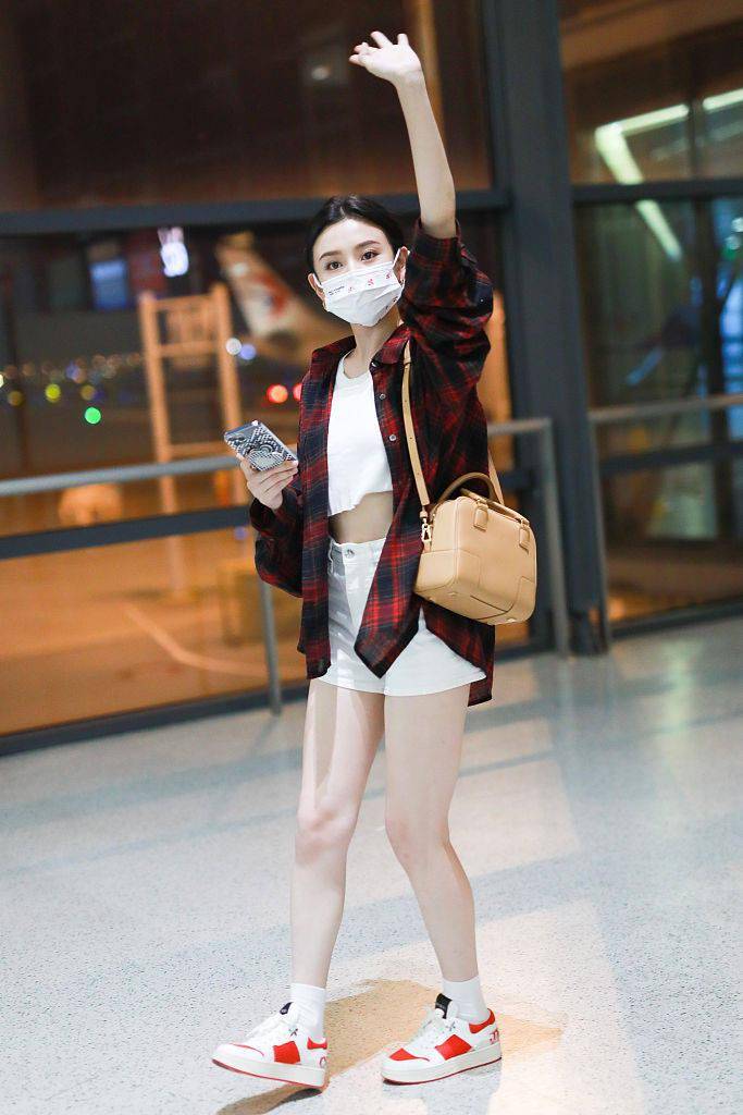 上海 宋祖儿红黑格纹衬衫搭配白色热裤 活力出街甜酷结合~
