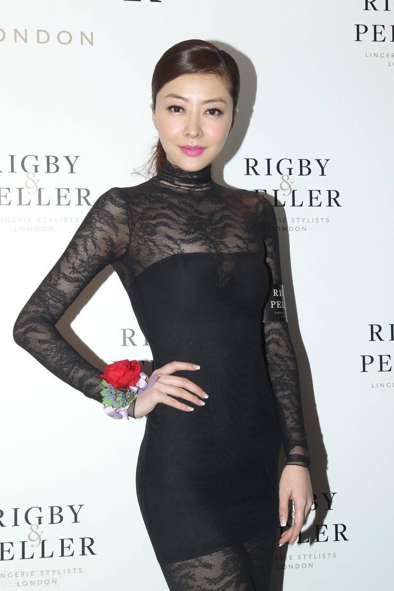 勾勒出绝美的s曲线,有一种性感妖娆的气质,让熊黛林的好身材尽收眼底