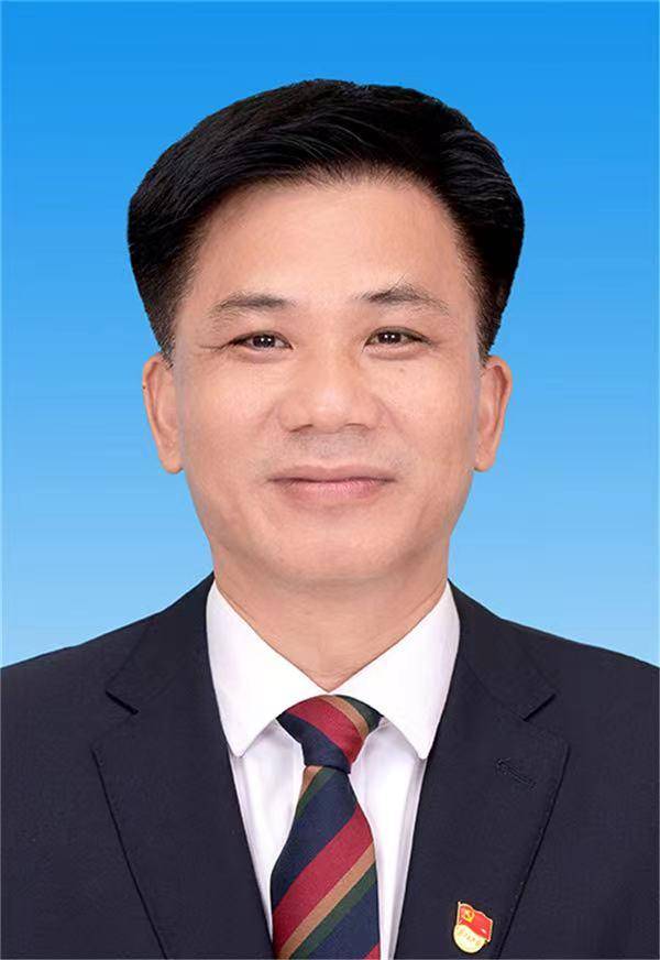 男,1975年10月出生,在职研究生,中共党员,现任县委常委,纪委书记,县监