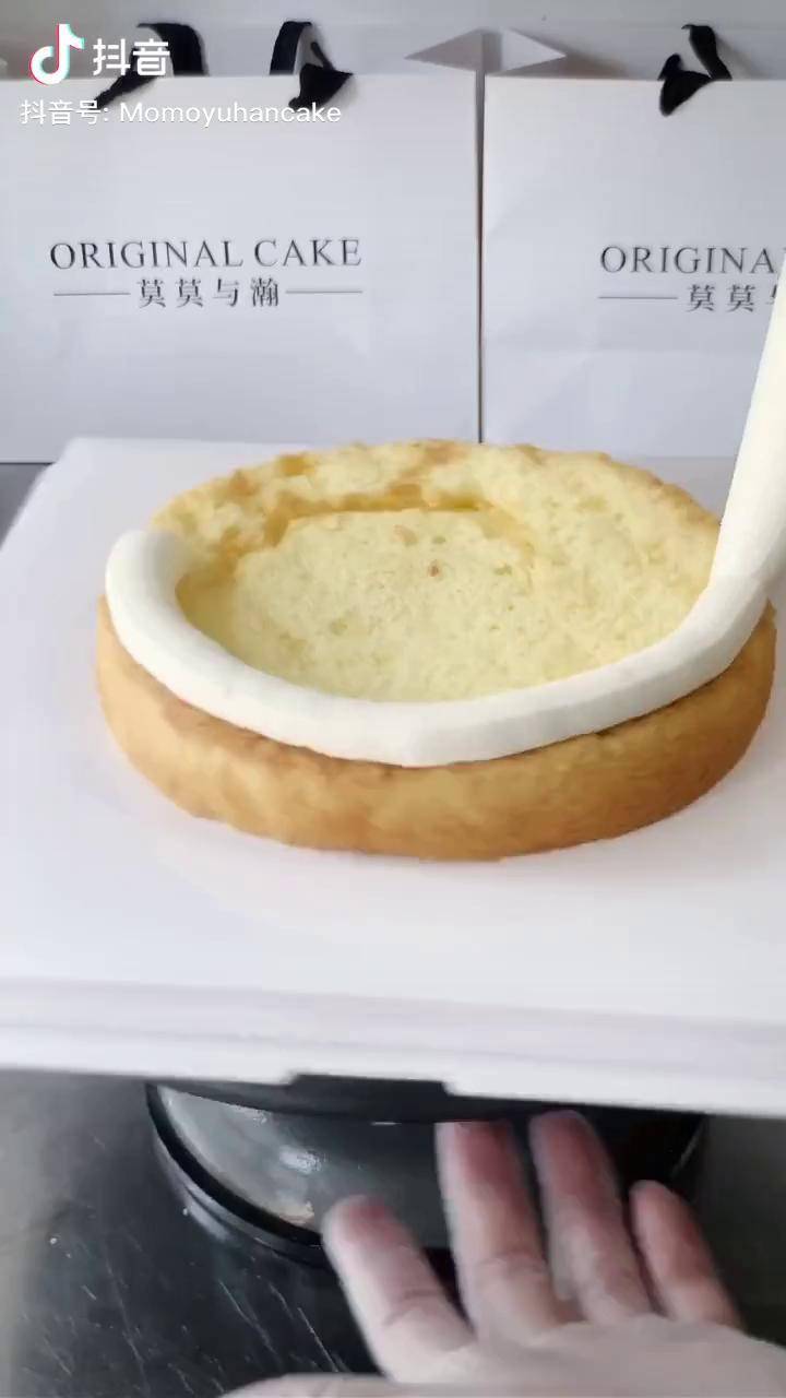 圆形蛋糕胚变正方形蛋糕胚,瞬间大了一个尺寸,你学会了吗烘焙培训