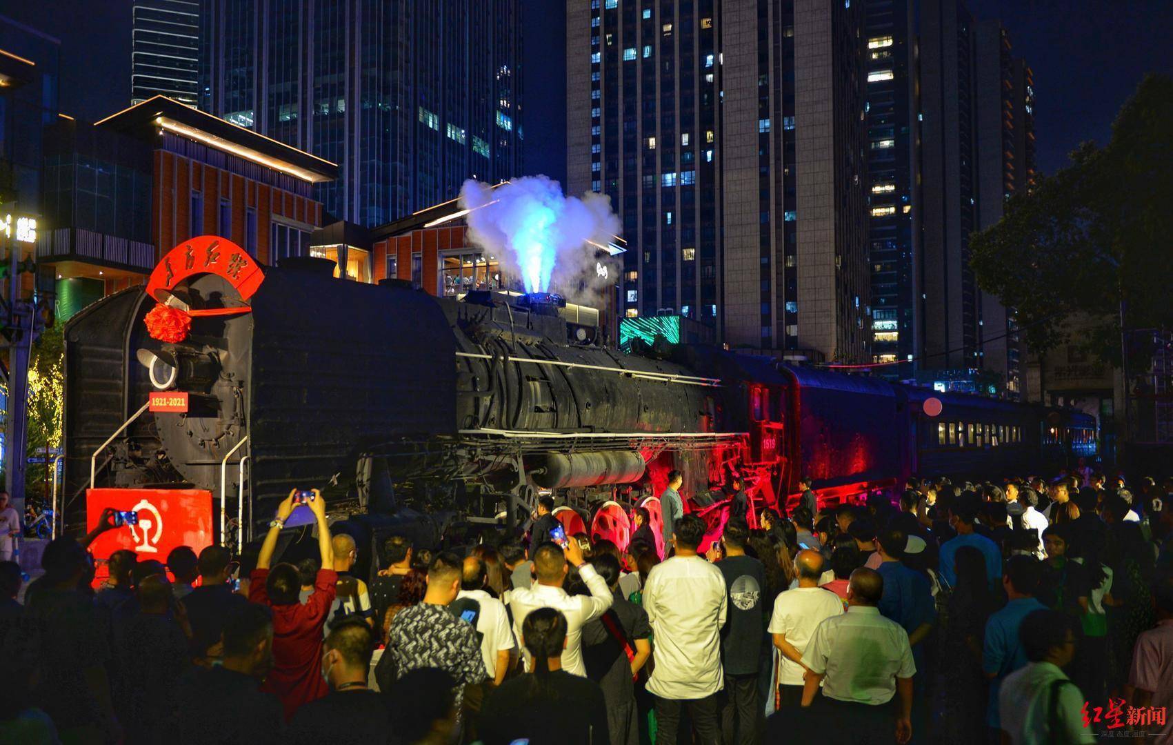 将在东郊记忆进行"十周年专场答谢音乐会",以舞台高清大屏幕放映视频